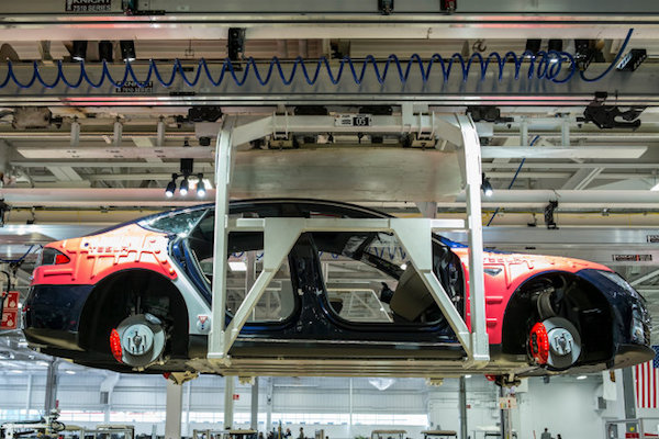 Tesla отговаря на нападките за лоши условия на труд Tesla отговаря на нападките за лоши условия на труд