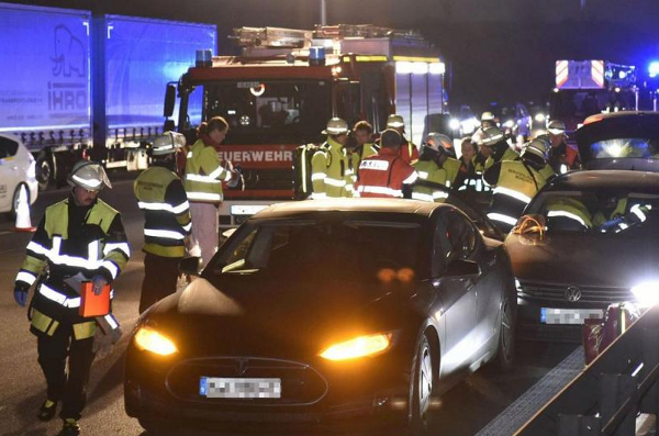 Водач на Tesla спаси припаднал шофьор на Passat
