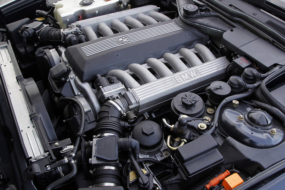 Как еволюира V12 двигателя на BMW през годините Как еволюира V12 двигателя на BMW през годините