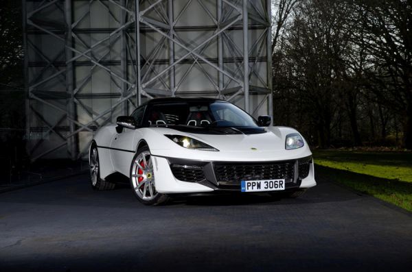 Lotus показа първия автомобил на Джеймс Бонд с ново лице