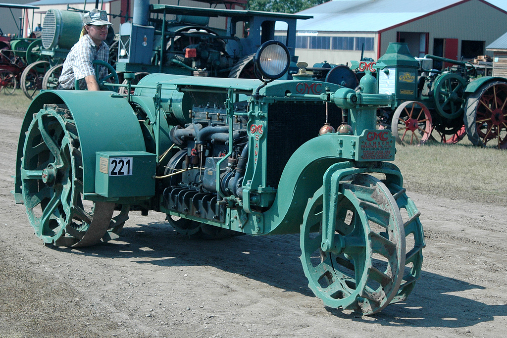 Автомобили или трактори? Кои компании пробваха и от двете - не е готово Автомобили или трактори? Кои компании пробваха и от двете - не е готово