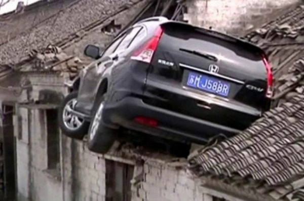 Honda CR-V кацна на покрив (Видео)