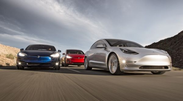 Tesla иска да разгроми BMW и Mercedes в САЩ
