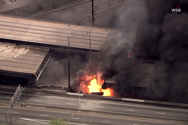 Магистрала рухна заради пожар в Щатите (ВИДЕО)
Магистрала рухна заради пожар в Щатите (ВИДЕО)