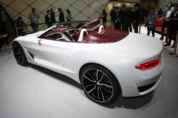 Все по-близки роднини: Porsche Mission E и Bentley EXP