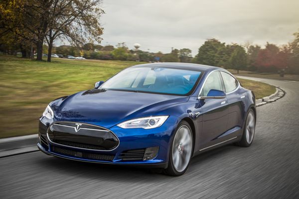 Tesla отзовава 53 000 автомобила заради спирачен проблем