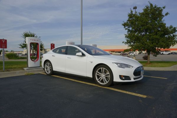 Tesla ще прави зарядна станция и в България