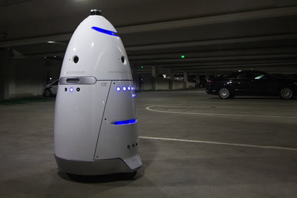 Добре дошли в бъдещето: Пиян бие робот на паркинг