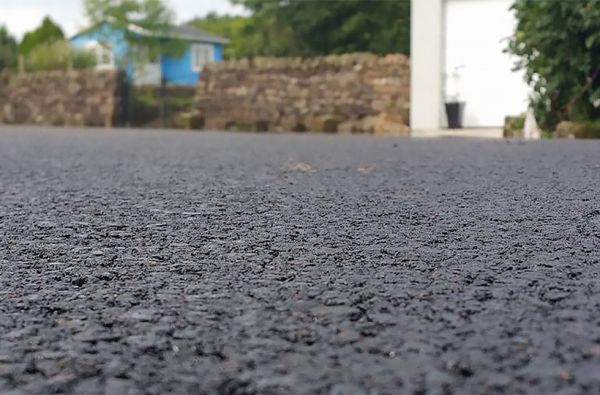 Англичани сменят асфалта с пластмаса