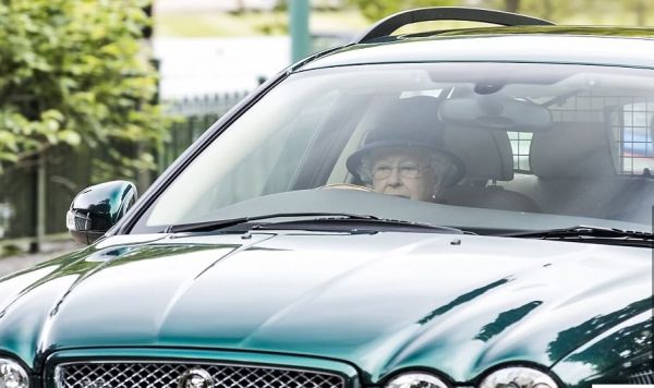 На 91 години Кралицата на Англия кара кола
