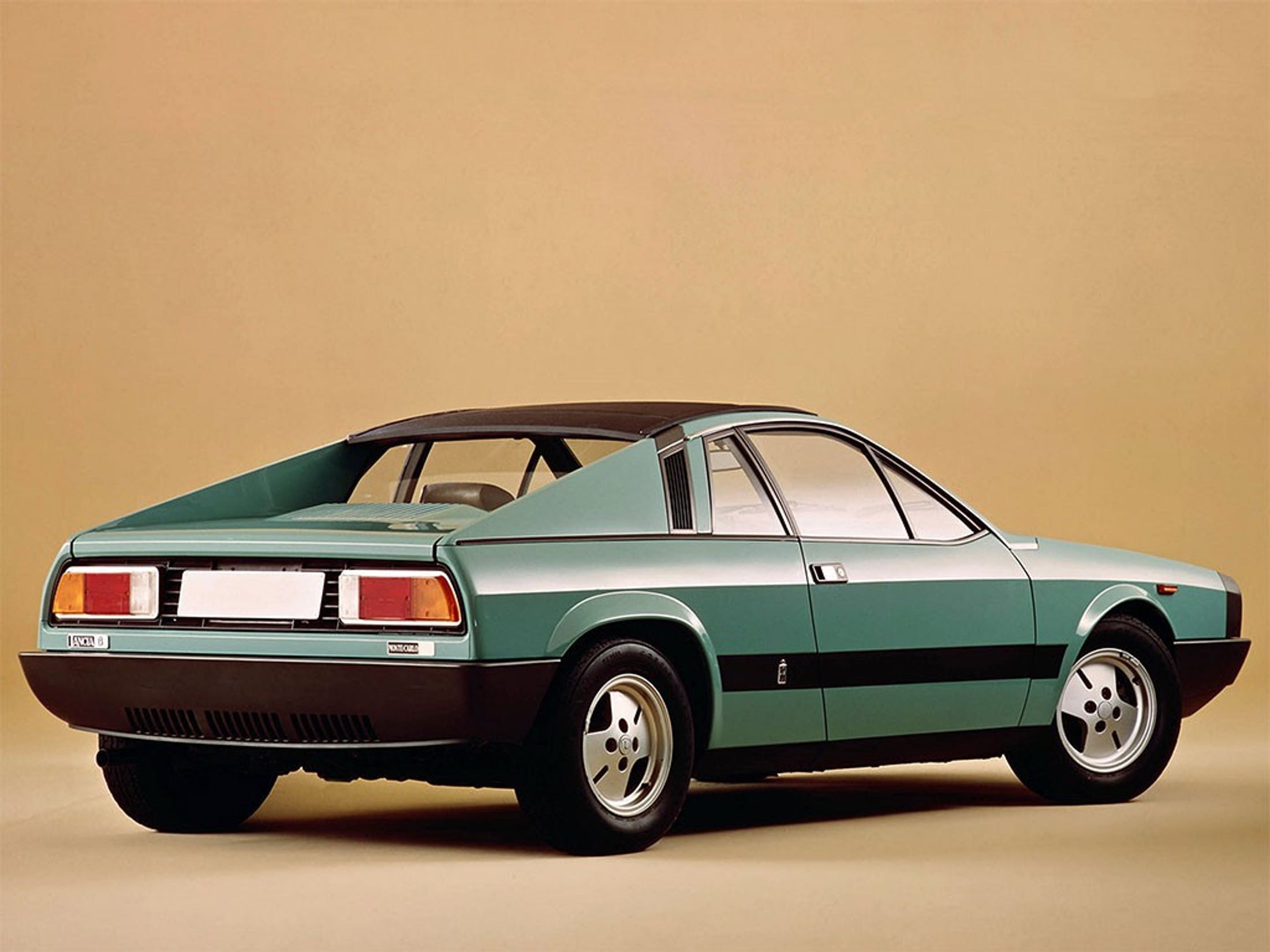 10 евтини джобни ракети със средно разположен двигател 10 евтини джобни ракети със средно разположен двигател