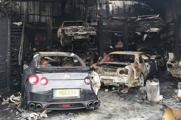 Пожар унищожи супер автомобили в Англия