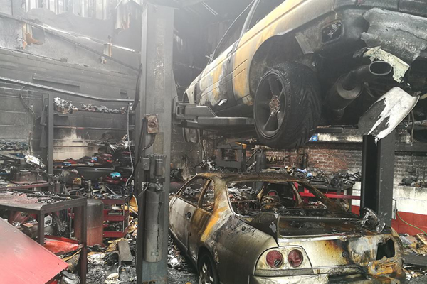 Пожар унищожи супер автомобили в Англия