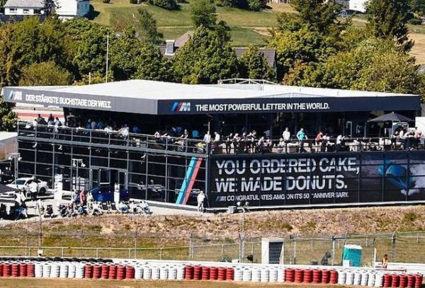 BMW саркастично поздрави Mercedes-AMG за юбилея
