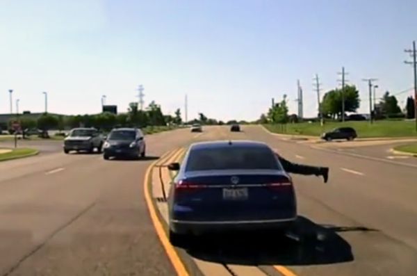 Мъж скочи в движещ се автомобил, за да спаси шофьора му