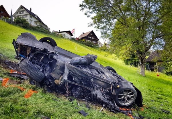 Бивш водещ на Top Gear едва не загина с хърватската суперкола (ВИДЕО)
