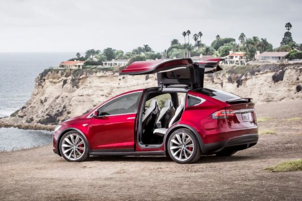 Колите на Tesla ще забавляват пътниците си
