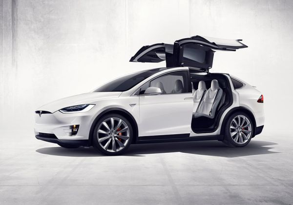 Собственици на Tesla Model X си искат парите обратно