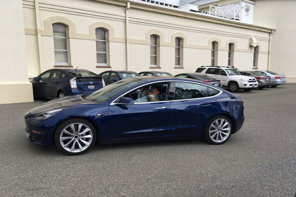 Вижте интериора на Tesla Model 3
