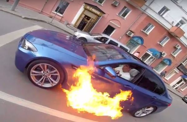 BMW M5 се запали на оживен булевард (ВИДЕО)