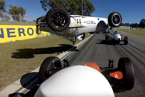 Австралийска състезателка оцеля след невероятен пирует във въздуха (ВИДЕО) Австралийска състезателка оцеля след невероятен пирует във въздуха (ВИДЕО)