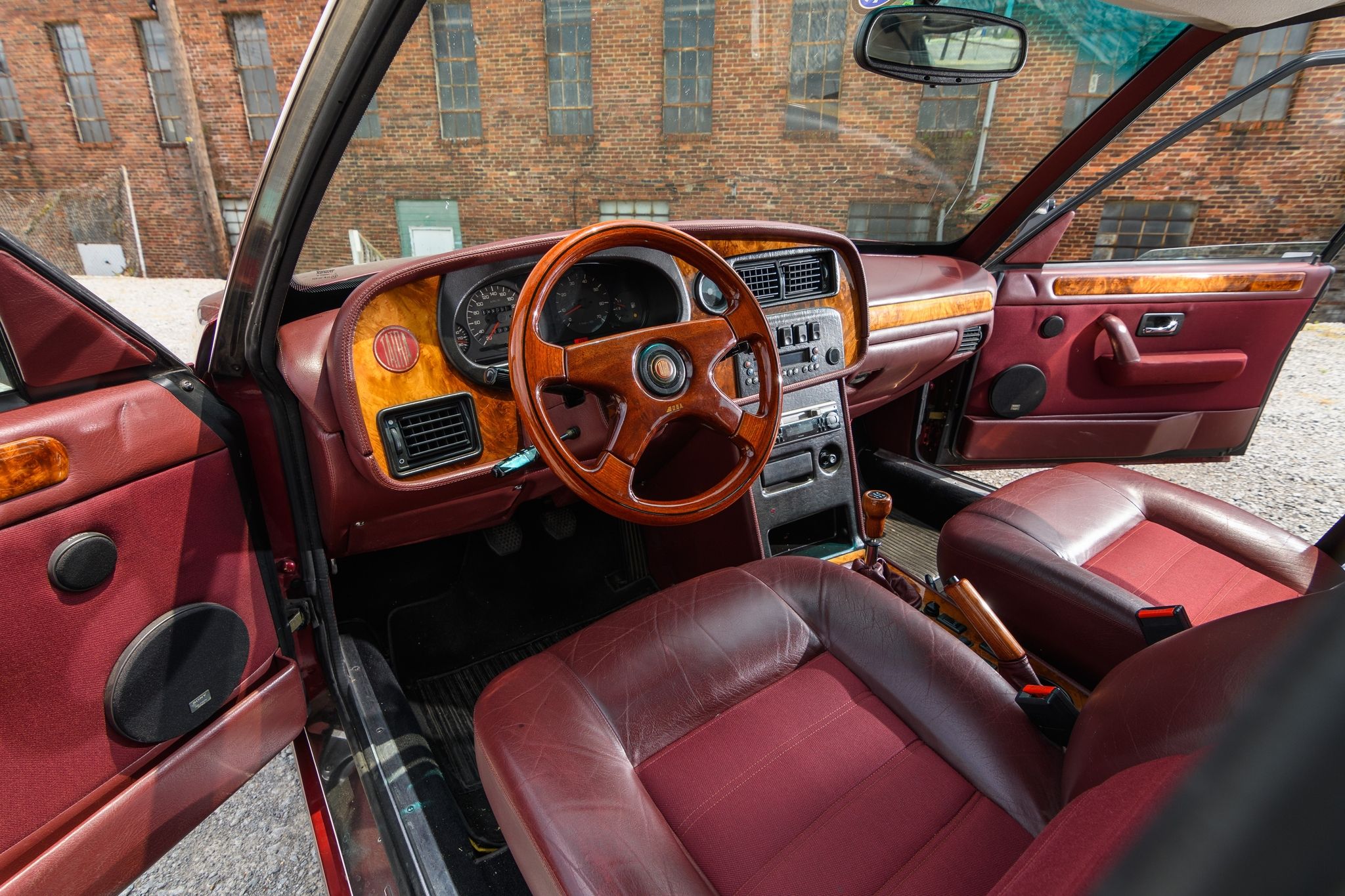 Tatra T700: автомобилът, който трябваше да пребори Mercedes и BMW Tatra T700: автомобилът, който трябваше да пребори Mercedes и BMW