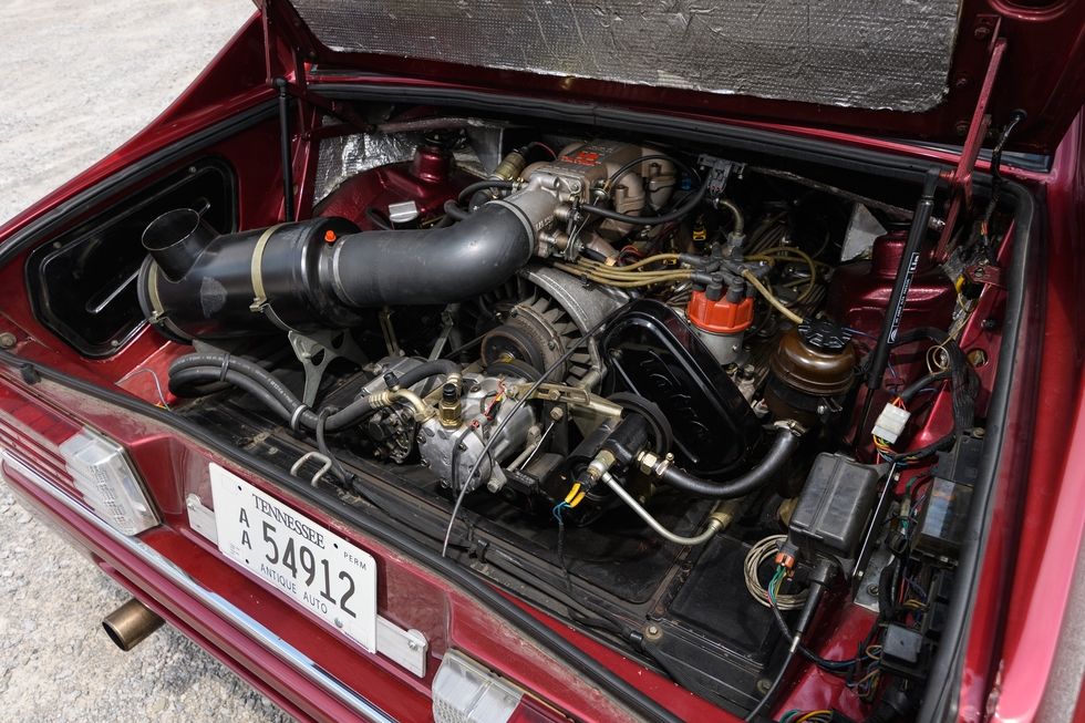 Tatra T700: автомобилът, който трябваше да пребори Mercedes и BMW Tatra T700: автомобилът, който трябваше да пребори Mercedes и BMW