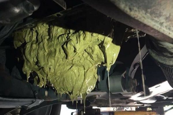 Течност за чистачки в двигателя? Не правете това вкъщи! Течност за чистачки в двигателя? Не правете това вкъщи!