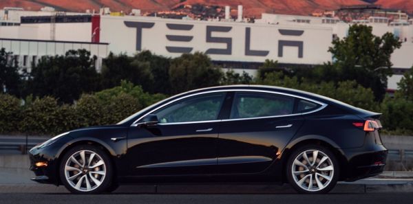 Илон Мъск показа серийния Tesla Model 3