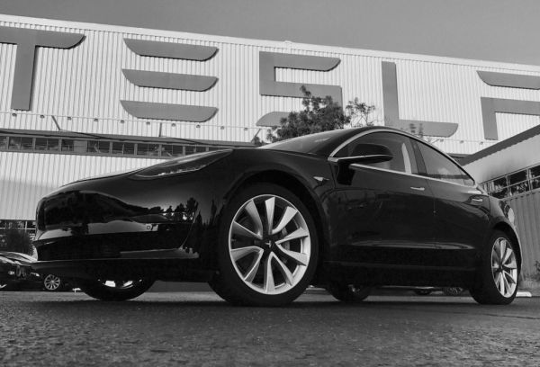 Илон Мъск показа серийния Tesla Model 3