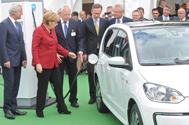 Меркел се притесни за немската автомобилна индустрия