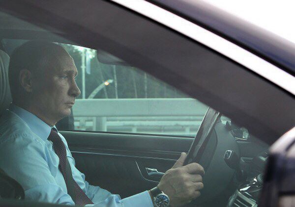 Хванаха Владимир Путин да кара без колан (ВИДЕО)