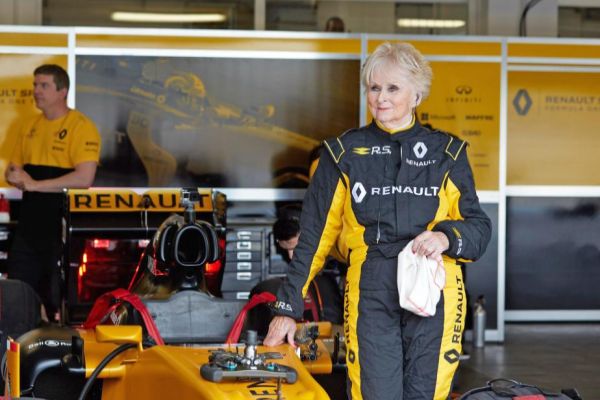Renault взе 79-годишна старица за тест пилот във Formula 1