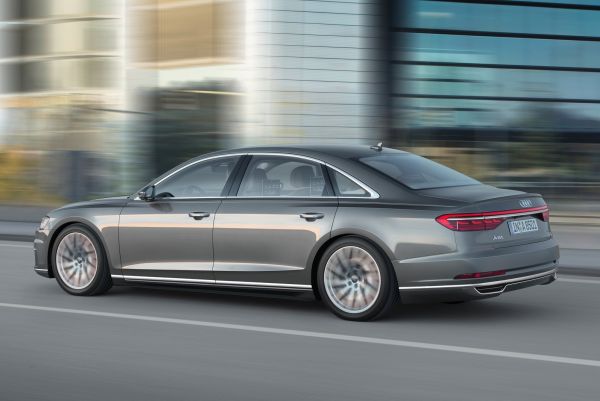 Audi показа колко комфортно вози новото A8 (ВИДЕО)