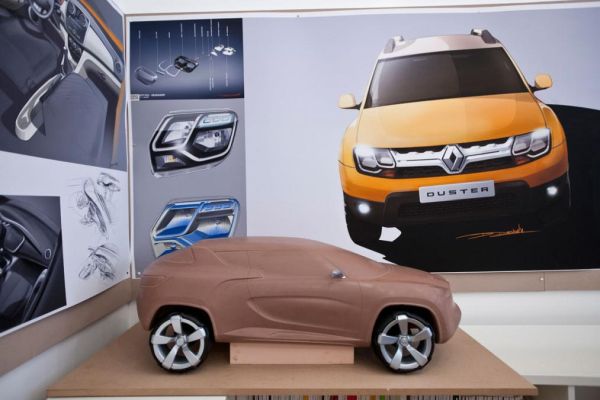Българин рисува топ-моделите на Renault и Dacia