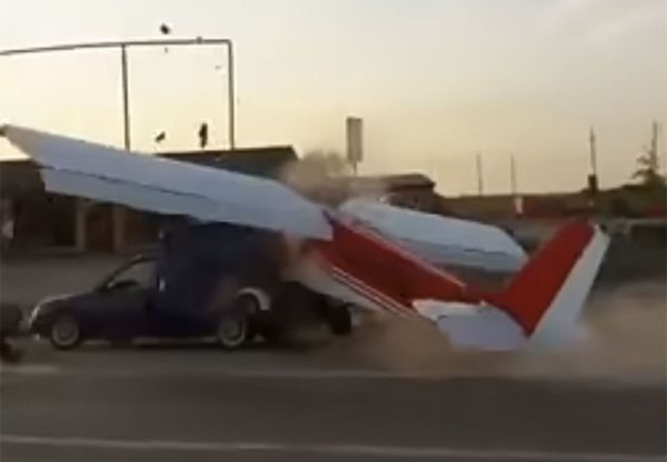 Обичаен ден в Русия – самолет се блъска в кола (ВИДЕО)
