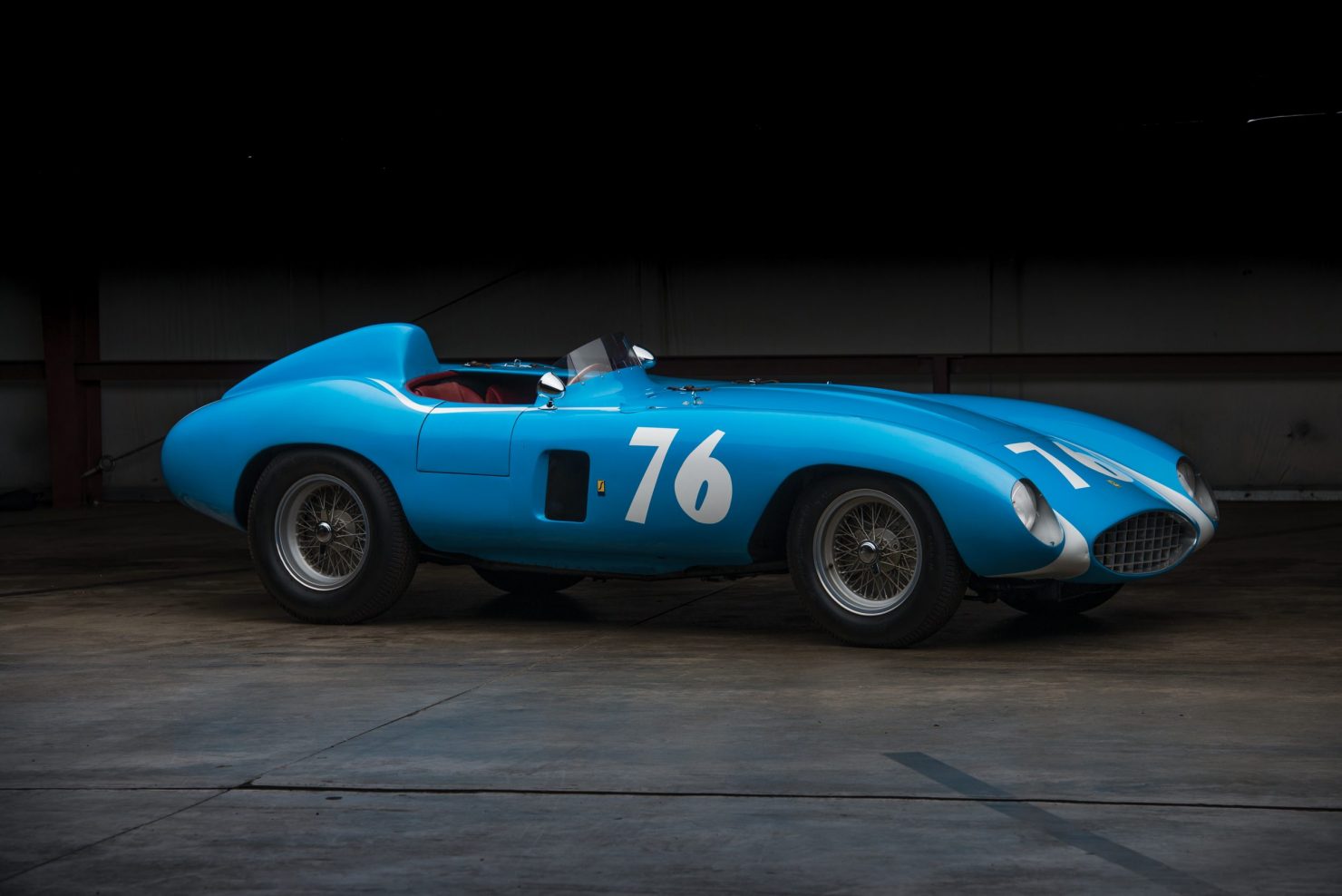 Необикновеният живот на едно синьо Ferrari Необикновеният живот на едно синьо Ferrari