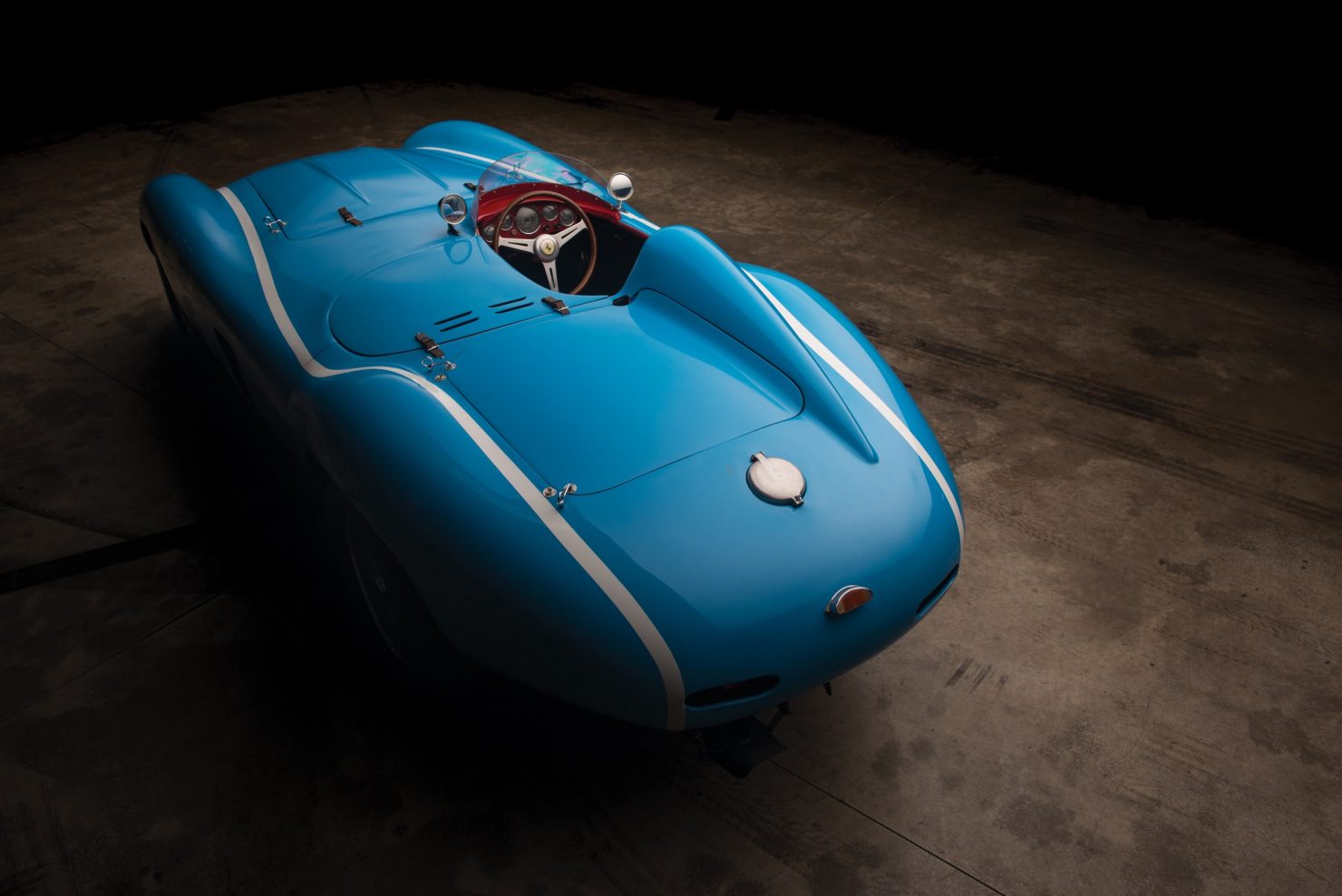 Необикновеният живот на едно синьо Ferrari Необикновеният живот на едно синьо Ferrari