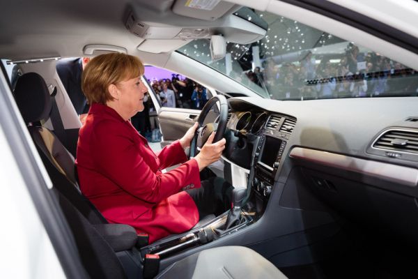 Меркел отхвърли задължителните квоти за електромобили