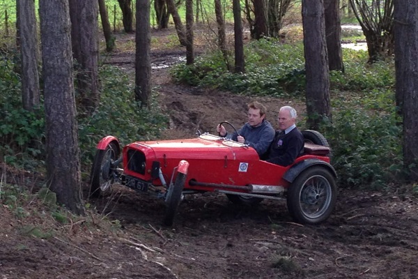 Калната история на Caterham Seven (ВИДЕО) Калната история на Caterham Seven (ВИДЕО)