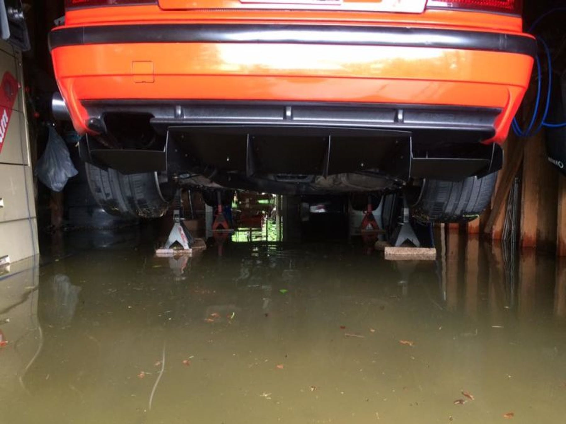 Как един американец спаси безценните си BMW-та от наводнението (ВИДЕО)