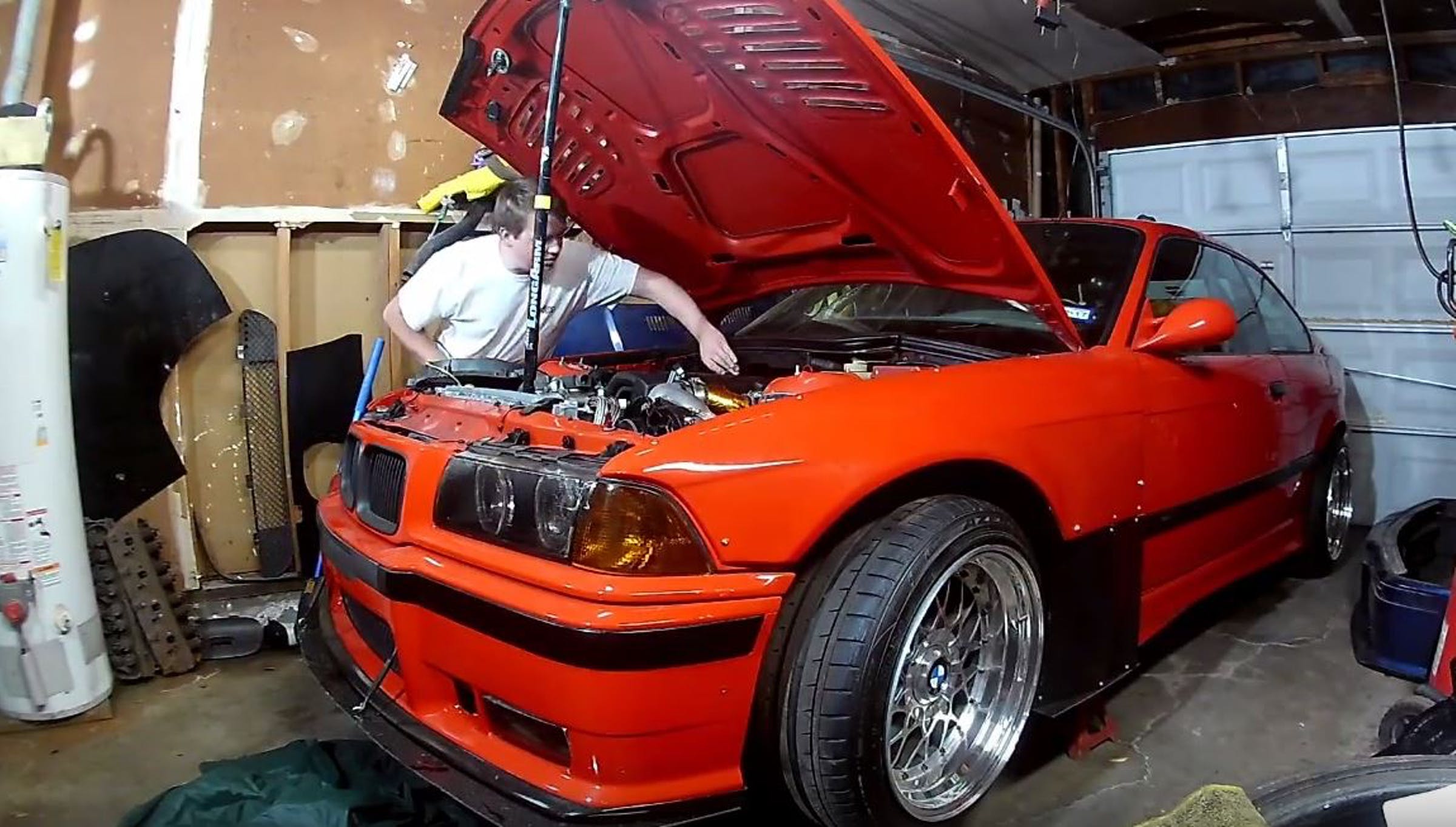 Как един американец спаси безценните си BMW-та от наводнението (ВИДЕО) Как един американец спаси безценните си BMW-та от наводнението (ВИДЕО)