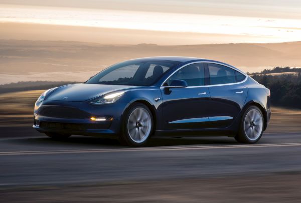 Tesla слага „умно” окачване на Model 3