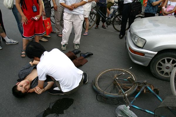 Защо в Китай доубиват ударените пешеходци
