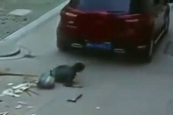 Защо в Китай доубиват ударените пешеходци