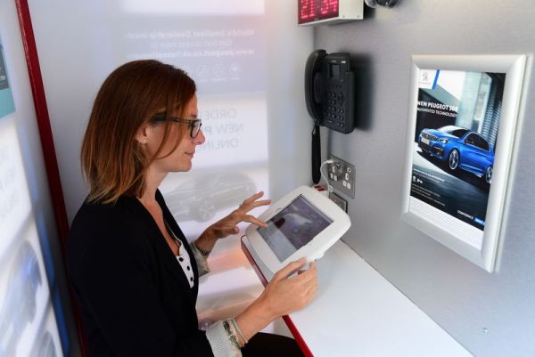 Peugeot отваря най-малкия дилърски център в света