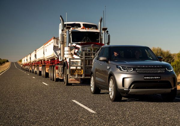 Land Rover Discovery изтегли 110-тонен автовлак