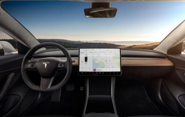 Илон Мъск накара майка си да чака за Tesla Model 3