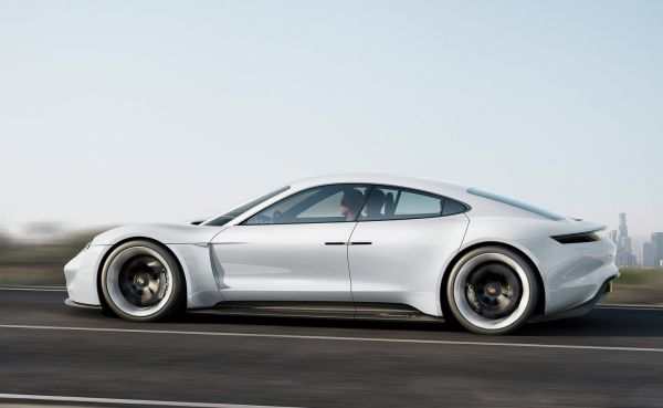 Серийният електромобил на Porsche се появи без камуфлаж