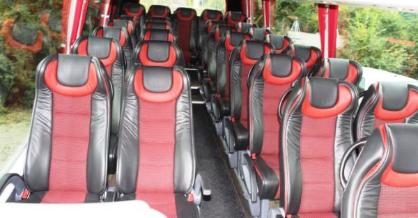 Автобусът на Ferrari – на какво се возят туристите в Маранело